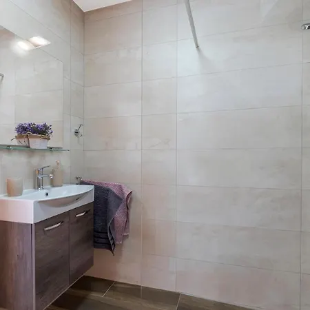 Cozy In With Kitchen Пула